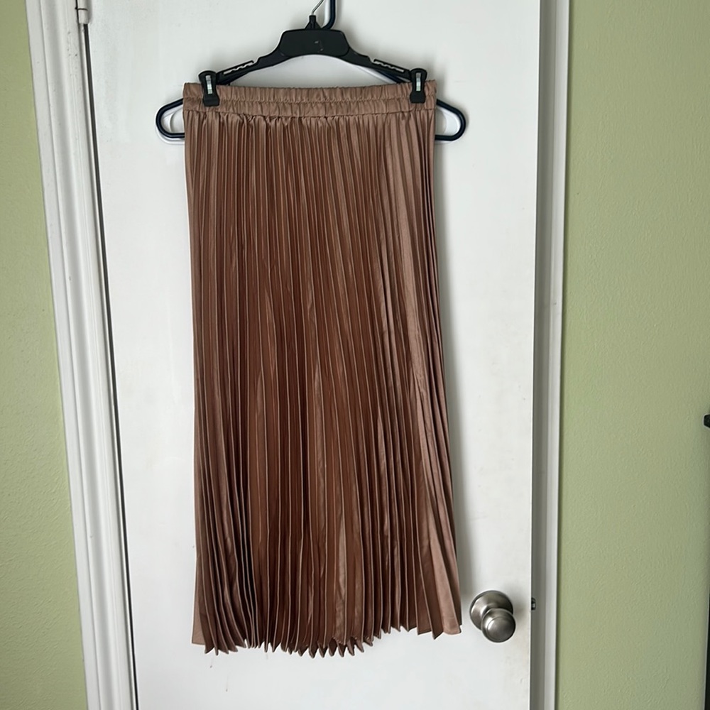 Perfect for the holidays!! Brand new with tags. Pleated skirt. Size small